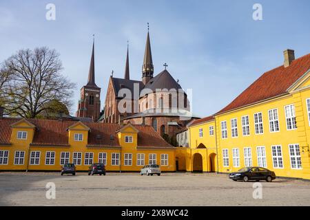 ROSKILDE, DÄNEMARK - 30. OKTOBER 2014: Innenhof des Museums für Samtidskunst und Palaeflojen-Galerie hinter der Kathedrale von Roskilde Stockfoto