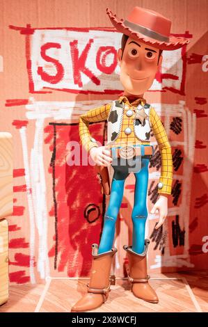 Madrid, Spanien; 14.05.2024: Große Figur des berühmten Charakters Woody aus dem Film Toy Story in einer Ausstellung namens Pixar World über das Studio Stockfoto