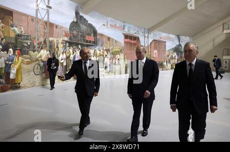 Taschkent, Usbekistan. Mai 2024. Der usbekische Präsident Shavkat Mirziyoyev, rechts, begleitet den russischen Präsidenten Wladimir Putin, Zentrum, während er am 27. Mai 2024 in Taschkent, Usbekistan, das Museum of Glory im Gedenkkomplex des Siegesparks besichtigt. Quelle: Mikhail Metzel/Kreml Pool/Alamy Live News Stockfoto