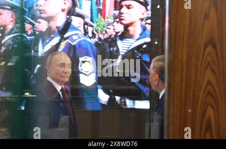 Taschkent, Usbekistan. Mai 2024. Der usbekische Präsident Shavkat Mirziyoyev, rechts, zeigt den russischen Präsidenten Wladimir Putin, links, das Museum der Herrlichkeit im Siegespark-Gedenkkomplex, 27. Mai 2024, in Taschkent, Usbekistan. Quelle: Mikhail Metzel/Kreml Pool/Alamy Live News Stockfoto