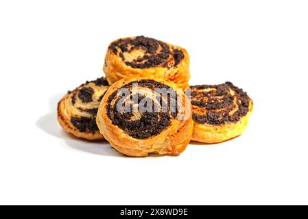 Gebackene Mohnschnecken vor weißem Hintergrund Stockfoto