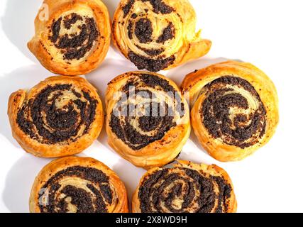 Gebackene Mohnschnecken vor weißem Hintergrund Stockfoto