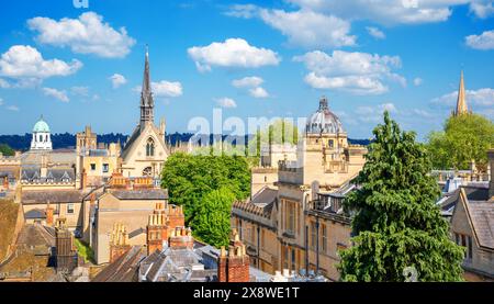 Top-Blick auf die Stadt Oxford mit historischer traditioneller Architektur, Glockentürmen und Kirchtürmen, typisch für die Universitätsstadt Stockfoto