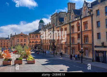 Oxford, England, Großbritannien - 19. Mai 2024: Panoramablick auf den Hauptplatz im Stadtzentrum mit der berühmten historischen Architektur an einem sonnigen Tag Stockfoto