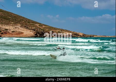 Der Mann in den Wellen am Strand Stockfoto