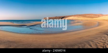 Großer Panoramablick auf die Atlantikküste und die Vulkangipfel an einem sonnigen Tag auf der Insel Risco del Paso auf Fuerteventura Stockfoto