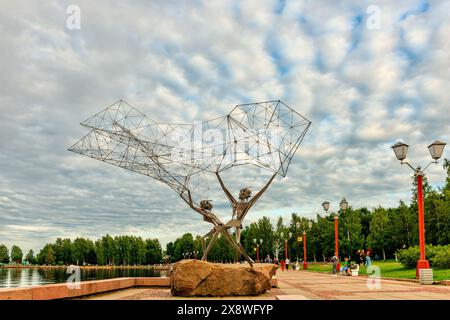 Metallskulptur Fischer am Ufer des Onegasees in Petrosawodsk Stockfoto