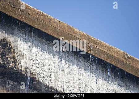 Unter bestimmten Bedingungen verbinden sich diese kleinen Wasserpartikel zu größeren Tröpfchen, die durch steigende Luftströme nicht in Schwingung gehalten werden können 2 Stockfoto