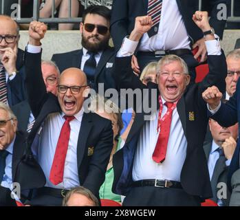 London, Großbritannien. 25. Mai 2024 - Manchester City gegen Manchester United gegen FA Cup Finale - Wembley. David Brailsford und Sir Alex Ferguson von Manchester United feiern beim Finale des FA Cup. Bildnachweis: Mark Pain / Alamy Live News Stockfoto