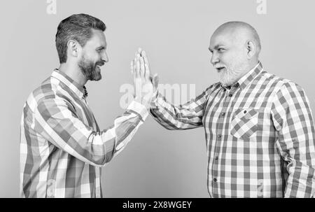 Foto von zwei glücklichen Freunden der Generation, die fünf mit Händen geben. Fünf von zwei Generationsfreunden Stockfoto