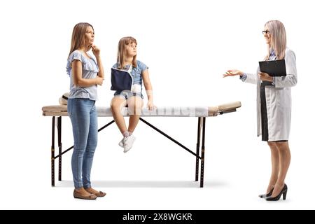 Mutter und Kind mit gebrochenem Arm reden mit einem Arzt isoliert auf weißem Hintergrund Stockfoto