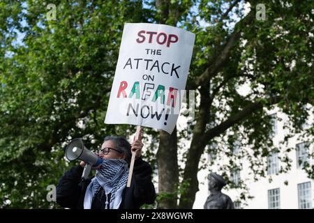 London, Großbritannien. Mai 2024. Mehrere hundert palästinensische Unterstützer protestieren in Whitehall, gegenüber der Residenz von Premierminister Rishi Sunak in der Downing Street, nach israelischen Luftangriffen auf Zelte für Vertriebene in Rafah, Gaza, bei denen Dutzende Zivilisten getötet wurden. Die Demonstranten forderten das Vereinigte Königreich auf, die Bewaffnung Israels einzustellen, die militärische Zusammenarbeit und die politische Unterstützung zu beenden und Sanktionen gegen Israel zu verhängen. Quelle: Ron Fassbender/Alamy Live News Stockfoto