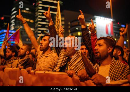 Besiktas, Istanbul, Türkei. Mai 2024. Während einer Protestsolidarität mit dem Volk Rafah vor dem israelischen Konsulat in Istanbul onÂ 27. Mai Â 2024 rufen Demonstranten Slogans. (Kreditbild: © Tolga Uluturk/ZUMA Press Wire) NUR REDAKTIONELLE VERWENDUNG! Nicht für kommerzielle ZWECKE! Quelle: ZUMA Press, Inc./Alamy Live News Stockfoto