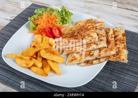 Frisch gebackene appetitliche türkische Tortilla, Käsefladenbrot. Frisch gebackenes türkisches Fladenbrot mit Gemüse und Käse. Stockfoto