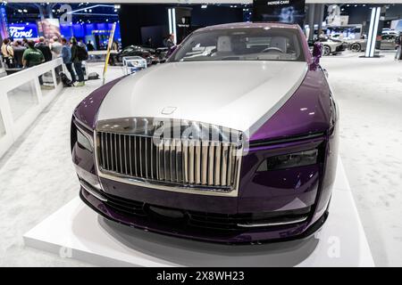 New York City, USA - 27. März 2024: Rollt Royce Spectre Luxusauto auf der New York International Auto Show, Eckansicht Stockfoto