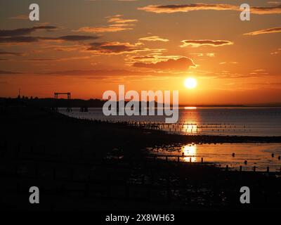 Sheerness, Kent, Großbritannien. Mai 2024. Wetter in Großbritannien: Sonnenuntergang in Sheerness, Kent. Quelle: James Bell/Alamy Live News Stockfoto