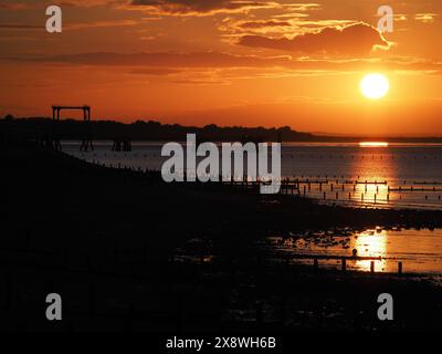 Sheerness, Kent, Großbritannien. Mai 2024. Wetter in Großbritannien: Sonnenuntergang in Sheerness, Kent. Quelle: James Bell/Alamy Live News Stockfoto