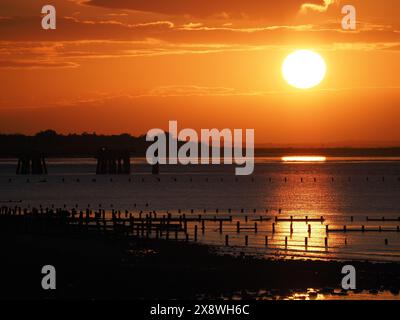 Sheerness, Kent, Großbritannien. Mai 2024. Wetter in Großbritannien: Sonnenuntergang in Sheerness, Kent. Quelle: James Bell/Alamy Live News Stockfoto