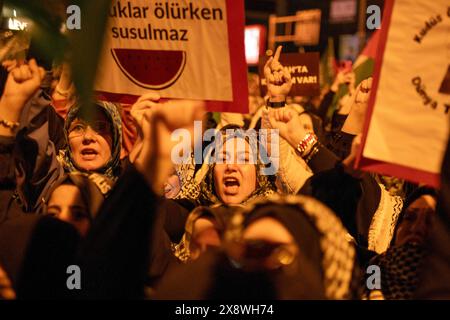 Besiktas, Istanbul, Türkei. Mai 2024. Während einer Protestsolidarität mit dem Volk der Rafah vor dem israelischen Konsulat in Istanbul am 27. Mai onÂ Â 2024 halten Demonstranten Banner und schreien Parolen. (Kreditbild: © Tolga Uluturk/ZUMA Press Wire) NUR REDAKTIONELLE VERWENDUNG! Nicht für kommerzielle ZWECKE! Quelle: ZUMA Press, Inc./Alamy Live News Stockfoto