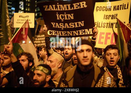 Besiktas, Istanbul, Türkei. Mai 2024. Während einer Protestsolidarität mit dem Volk der Rafah vor dem israelischen Konsulat in Istanbul am 27. Mai onÂ Â 2024 halten Demonstranten Banner und schreien Parolen. (Kreditbild: © Tolga Uluturk/ZUMA Press Wire) NUR REDAKTIONELLE VERWENDUNG! Nicht für kommerzielle ZWECKE! Quelle: ZUMA Press, Inc./Alamy Live News Stockfoto