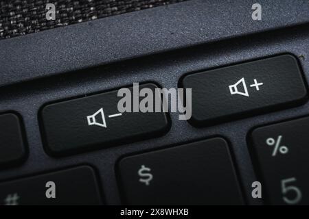 Nahaufnahme der Tasten zur Lautstärkeregelung der Tastatur, Musikkonzept Stockfoto