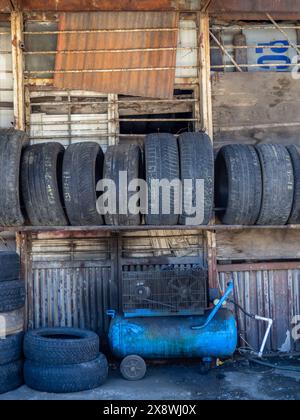 Alte Reifenwerkstatt. Viele Reifen von Pkw. Privatunternehmen. Hilfe für Autobesitzer Stockfoto