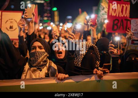 Besiktas, Istanbul, Türkei. Mai 2024. Während einer Protestsolidarität mit dem Volk Rafah vor dem israelischen Konsulat in Istanbul onÂ 27. Mai Â 2024 rufen Demonstranten Slogans. (Kreditbild: © Tolga Uluturk/ZUMA Press Wire) NUR REDAKTIONELLE VERWENDUNG! Nicht für kommerzielle ZWECKE! Quelle: ZUMA Press, Inc./Alamy Live News Stockfoto