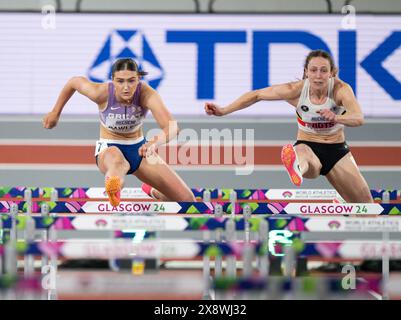 Abigail Pawlett aus Großbritannien und Noor Vidts aus Belgien traten im 60-m-Hürdenpentathlon bei den Leichtathletik-Hallenweltmeisterschaften in Emirate an Stockfoto