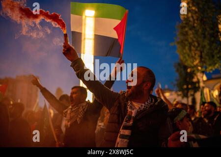 Besiktas, Istanbul, Türkei. Mai 2024. Demonstranten rufen während einer Protestsolidarität mit dem Volk der Rafah Parolen aus der Barbaros-Hayrettin-Pasa-Moschee vor dem israelischen Konsulat in Istanbul am Montagabend. (Kreditbild: © Tolga Uluturk/ZUMA Press Wire) NUR REDAKTIONELLE VERWENDUNG! Nicht für kommerzielle ZWECKE! Stockfoto