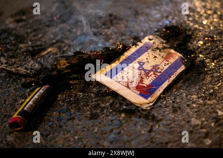 Besiktas, Istanbul, Türkei. Mai 2024. Während einer Protestsolidarität mit dem Volk Rafah vor dem israelischen Konsulat in Istanbul am 27. Mai onÂ Â 2024 verbrennen Demonstranten eine israelische Flagge. (Kreditbild: © Tolga Uluturk/ZUMA Press Wire) NUR REDAKTIONELLE VERWENDUNG! Nicht für kommerzielle ZWECKE! Quelle: ZUMA Press, Inc./Alamy Live News Stockfoto