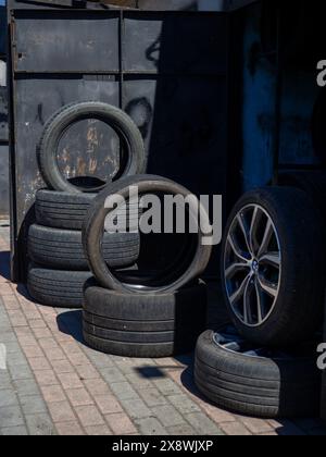 Alte Reifenwerkstatt. Viele Reifen von Pkw. Privatunternehmen. Hilfe für Autobesitzer Stockfoto