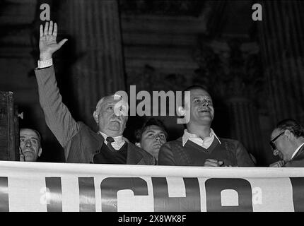 Der argentinische Politiker Oscar Alende (links) und der argentinische gewerkschaftsführer Agustín Tosco (rechts), während der zivilen Beerdigung des chilenischen Präsidenten Salvador Allende Gossens in Buenos Aires wenige Tage nach seinem vorzeitigen Tod durch Selbstmord am 11. September 1973 gefeiert wurde. Stockfoto