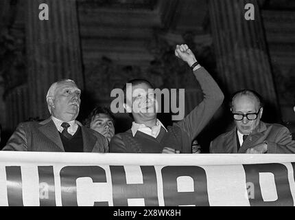 Der argentinische gewerkschaftsführer Agustín Tosco (rechts) spricht bei einer Bürgerbeerdigung von Präsident Salvador Allende Gossens, die wenige Tage nach seinem vorzeitigen Selbstmord am 11. September 1973 in Buenos Aires gefeiert wurde. Der argentinische Politiker Oscar Alende ist auf seiner Seite. Stockfoto
