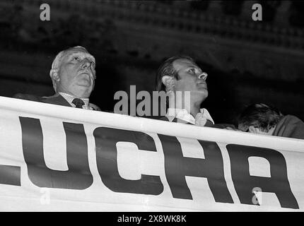 Der argentinische Politiker Oscar Alende (links) und der argentinische gewerkschaftsführer Agustín Tosco (rechts), während der zivilen Beerdigung des chilenischen Präsidenten Salvador Allende Gossens in Buenos Aires wenige Tage nach seinem vorzeitigen Tod durch Selbstmord am 11. September 1973 gefeiert wurde. Stockfoto