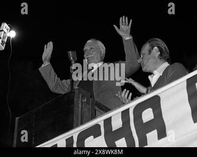 Der argentinische Politiker Oscar Alende (links) und der argentinische gewerkschaftsführer Agustín Tosco (rechts), während eines Bürgerbegräbnisses von Präsident Salvador Allende Gossens, das wenige Tage nach seinem vorzeitigen Selbstmord am 11. September 1973 in Buenos Aires gefeiert wurde. Stockfoto