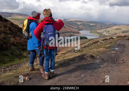 Walkers, High Peak Estate, Whinstone Lee Fields, Derwent Valley, Peak District, Derbyshire, England Stockfoto