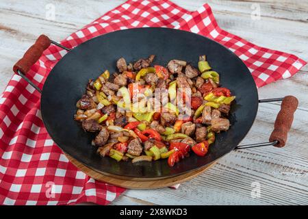 Fleischsaute in traditioneller Pan SAC Kavurma, türkisches Essen. Fleisch Saute türkische et sote mit Pie Meat SAC Tava. Stockfoto