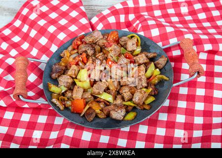 Fleischsaute in traditioneller Pan SAC Kavurma, türkisches Essen. Fleisch Saute türkische et sote mit Pie Meat SAC Tava. Stockfoto