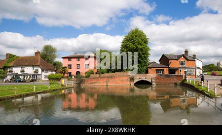 Duck Pond Bridge und Fox Restaurant Finchingfield Essex Stockfoto