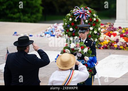 Arlington, USA. Mai 2024. Die Menschen nehmen am 27. Mai 2024 an einer Kranzniederlegung anlässlich des Memorial Day auf dem Arlington Cemetery in Arlington, Virginia, USA, Teil. Memorial Day ist ein US-Bundesfeiertag am letzten Montag im Mai. Quelle: Liu Jie/Xinhua/Alamy Live News Stockfoto