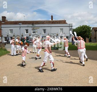 Thaxted Morris Men Tanzen auf dem Thaxted Churchyard Thaxted Essex Stockfoto