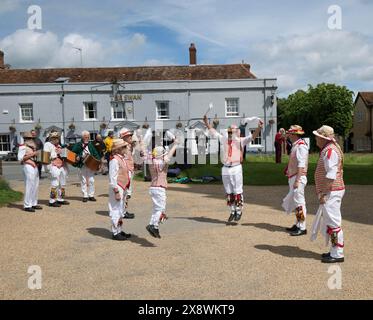 Thaxted Morris Men Tanzen auf dem Thaxted Churchyard Thaxted Essex Stockfoto