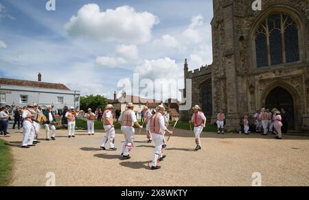 Thaxted Morris Men Tanzen auf dem Thaxted Churchyard Thaxted Essex Stockfoto