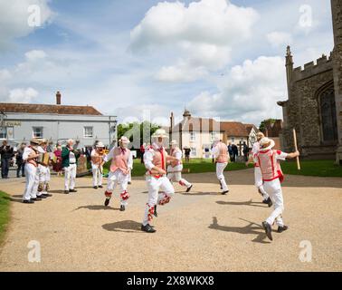 Thaxted Morris Men Tanzen auf dem Thaxted Churchyard Thaxted Essex Stockfoto