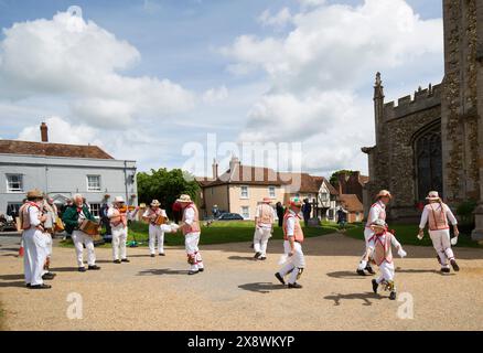 Thaxted Morris Men Tanzen auf dem Thaxted Churchyard Thaxted Essex Stockfoto