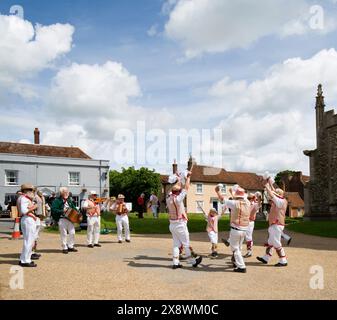Thaxted Morris Men Tanzen auf dem Thaxted Churchyard Thaxted Essex Stockfoto