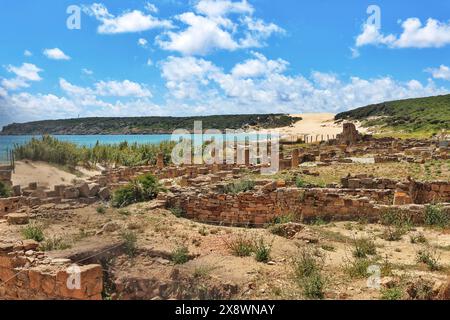 Die markanten römischen Ruinen von Baelo Claudia in der Nähe von Cadiz, Spanien, zeigen die beeindruckende Duna de Bolonia im Hintergrund Stockfoto