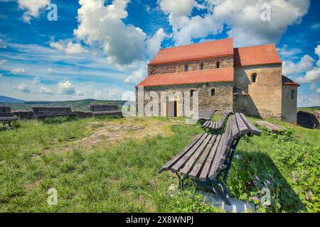 Fantastischer Blick auf die befestigte lutherische Kirche St. Michael in Rumänien. Beliebtes Reiseziel. Standort: Cisnadioara, Kreis Sibiu, Rumänien, Europa Stockfoto