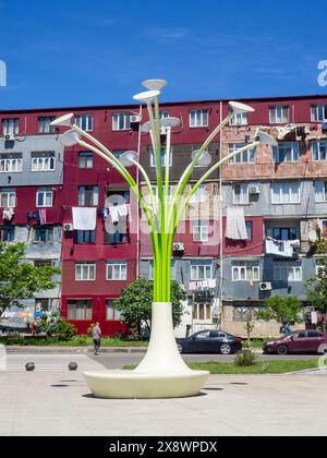 Neue exotische Laternen auf dem Grand Boulevard. Eine riesige lange Straße. Neue Straße in Batumi. Moderne Infrastruktur Stockfoto