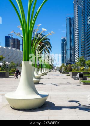 Neue exotische Laternen auf dem Grand Boulevard. Eine riesige lange Straße. Neue Straße in Batumi. Moderne Infrastruktur Stockfoto